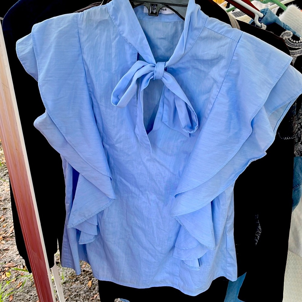 Nice blouse for occasions or events, beautiful baby blue color!